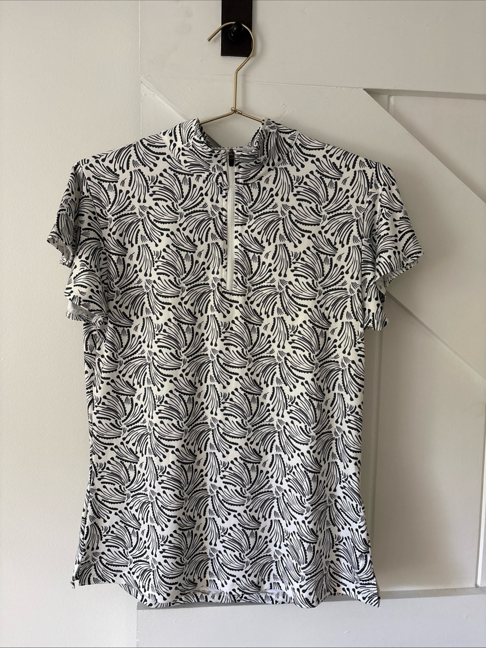 The American Outdoorsman White Gray Patterned Short Sleeve Performance Top